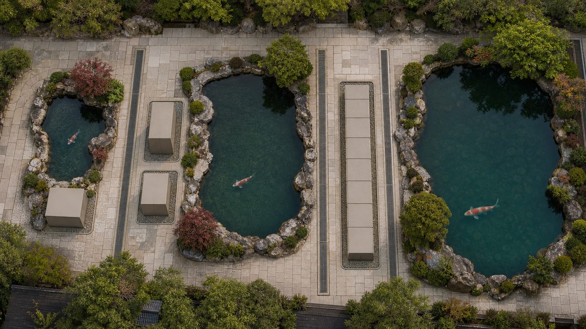 小・中・大の錦鯉池と規模に合わせて大型化するろ過設備